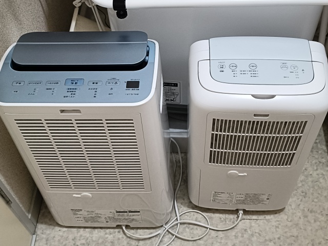 2台の除湿機を後ろから撮影した写真