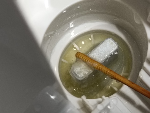 串でカルキを取り除いているところ